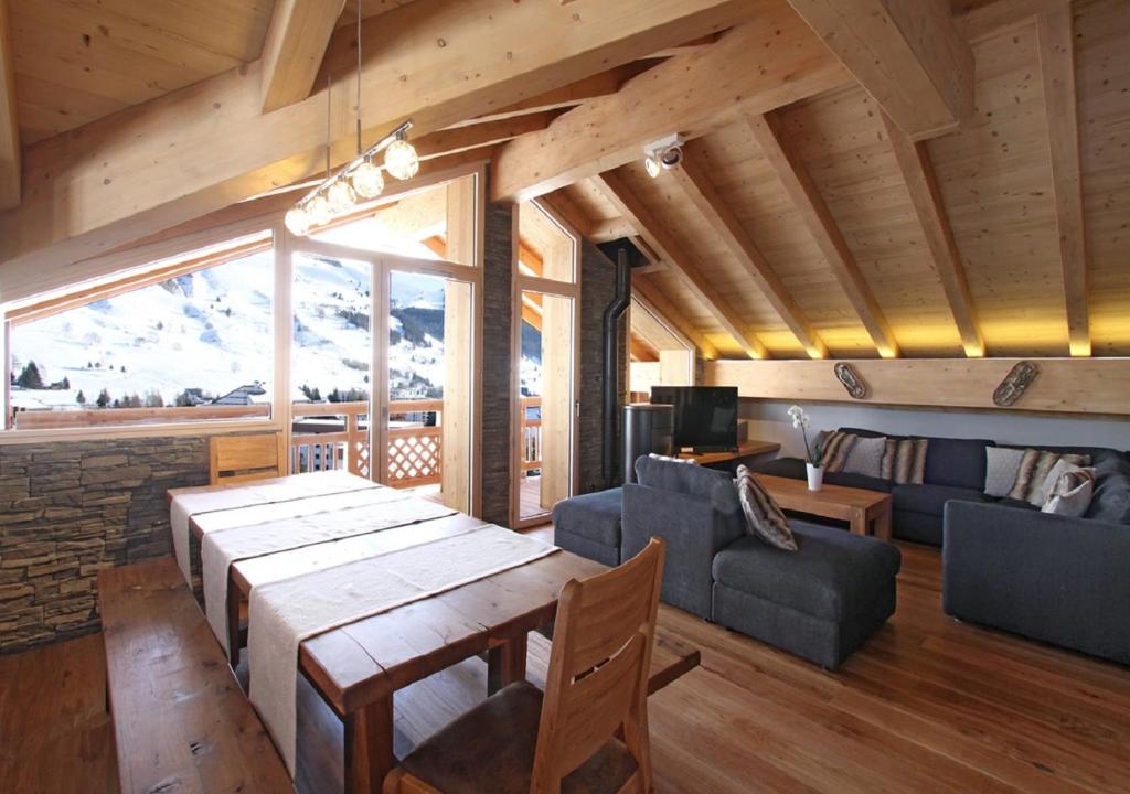 Posezení v ubytování SUNWEB - Les Chalets Grizzly
