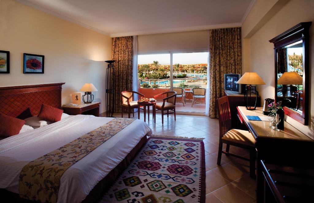 Postel nebo postele na pokoji v ubytování Amwaj Oyoun Resort & Casino
