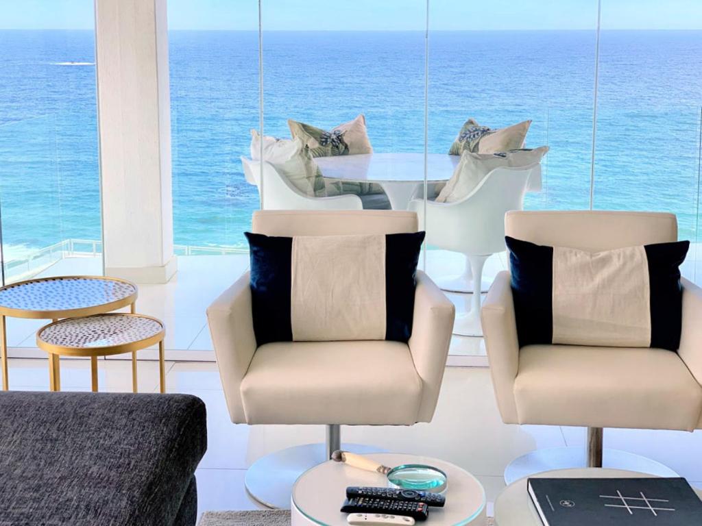 un soggiorno con vista sull'oceano di Clifton YOLO Spaces - Clifton Beachfront Penthouse a Città del Capo