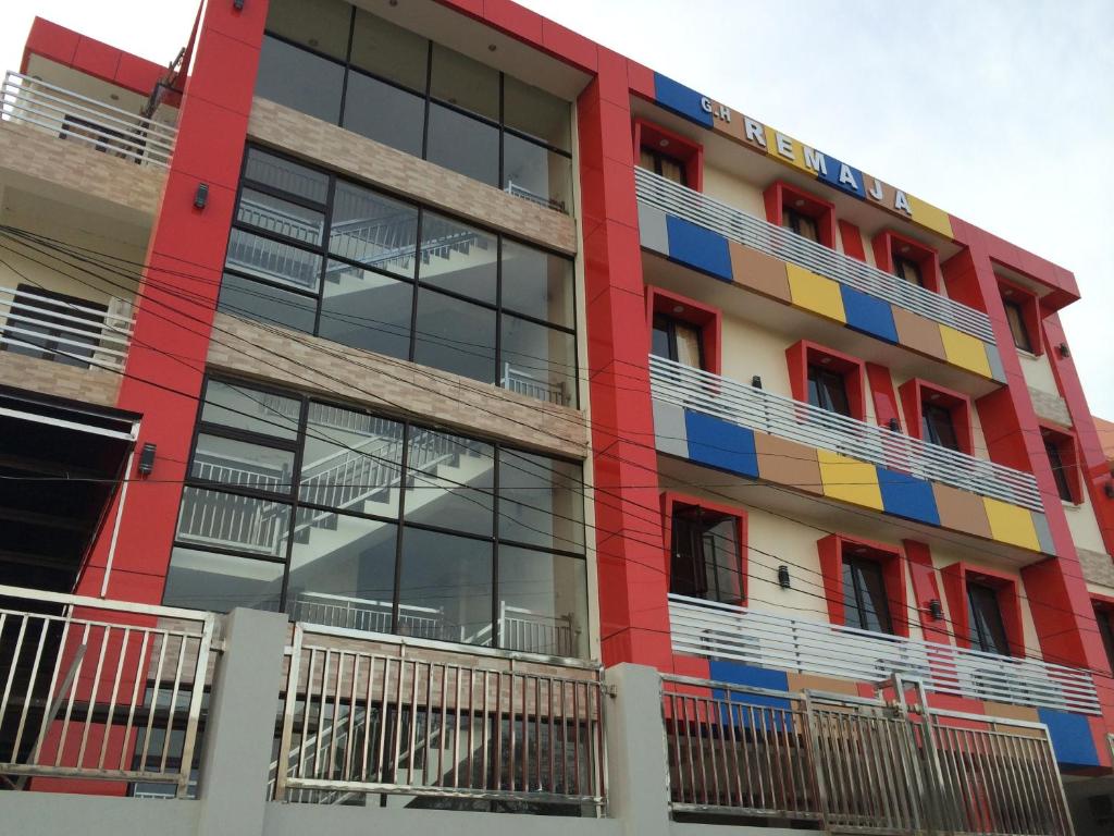 ein Gebäude mit einer rot-gelben und blauen Fassade in der Unterkunft Guest House Remaja in Samarinda