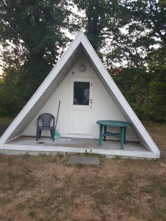 une tente avec une table et une chaise devant elle dans l'établissement Stege camping hytte 3, à Vordingborg