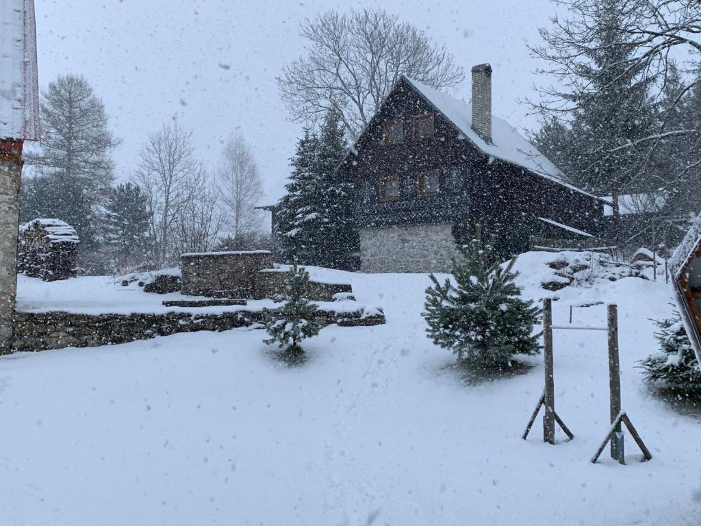 Chalupa Nad Lipou - Čičmany, turistika, sauna, krb v zime