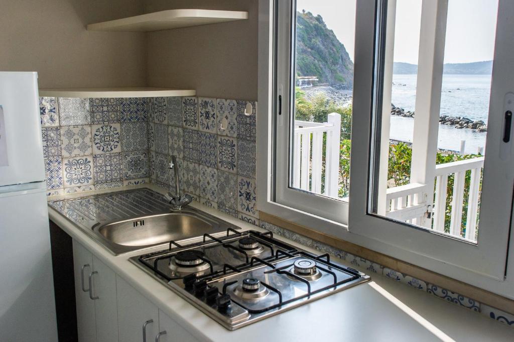 Kuchyň nebo kuchyňský kout v ubytování Resort Baia del Silenzio