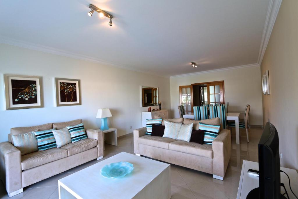 奎特里拉的住宿－Vilamoura, Moura Praia，客厅配有两张沙发和一张桌子