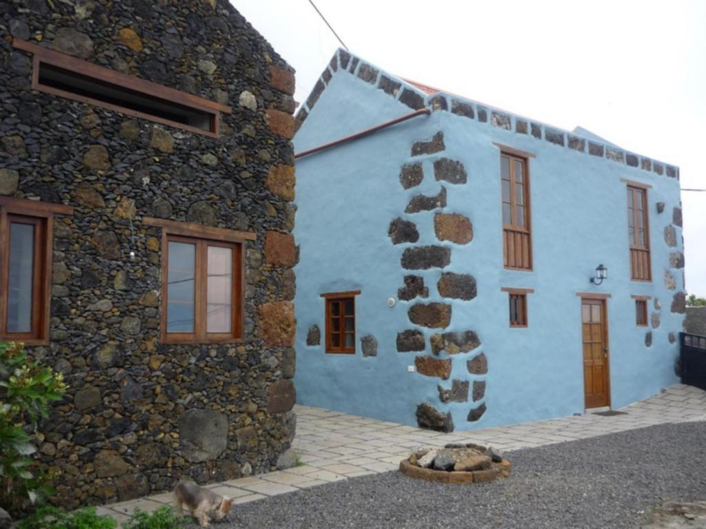 GuarazocaにあるCasa Rural El Teniqueの青い建物