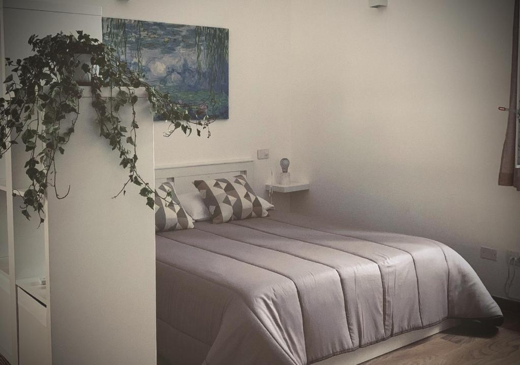 Un pat sau paturi într-o cameră la Satyria Apartments