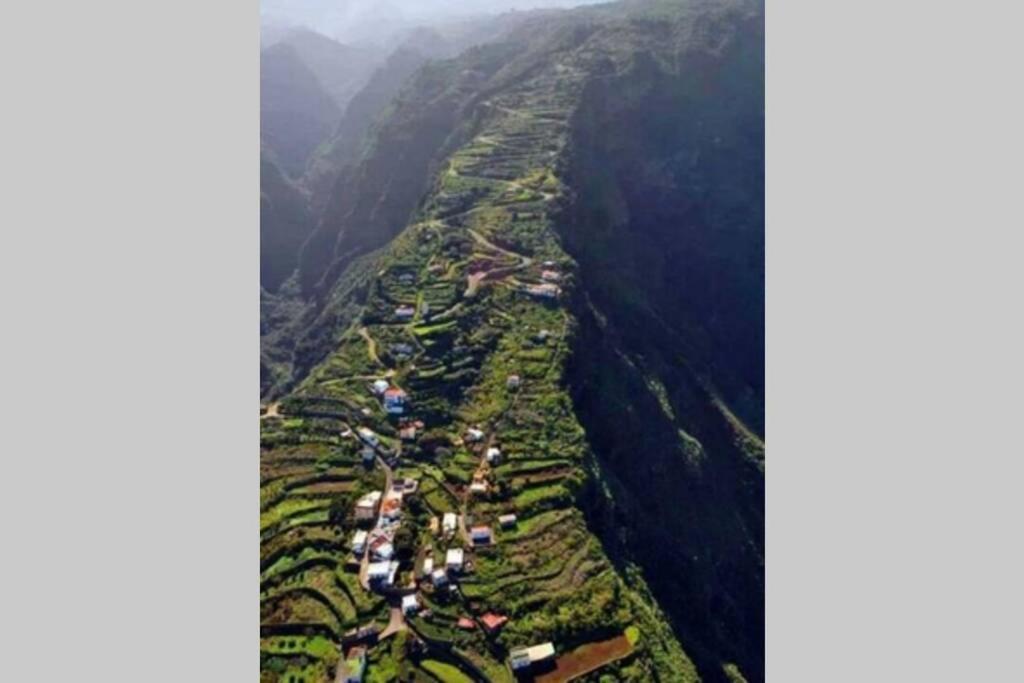 une vue aérienne sur un village sur une montagne dans l'établissement End of the World, à Tablado de la Montañeta