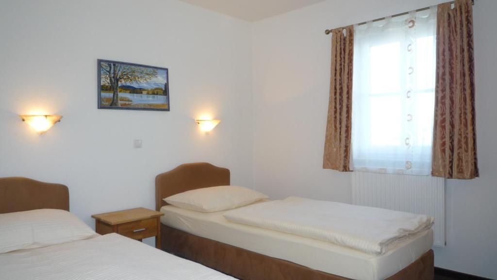 Postel nebo postele na pokoji v ubytování Hotel Echinger Hof