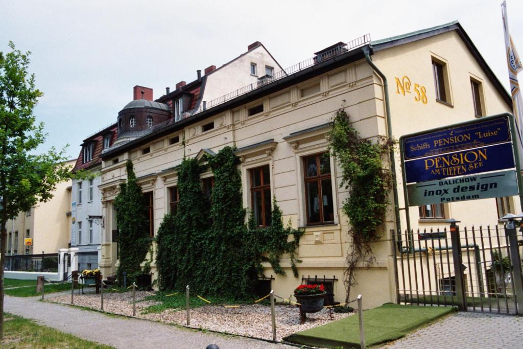 un edificio con una señal delante de él en Pension am Tiefen See, en Potsdam