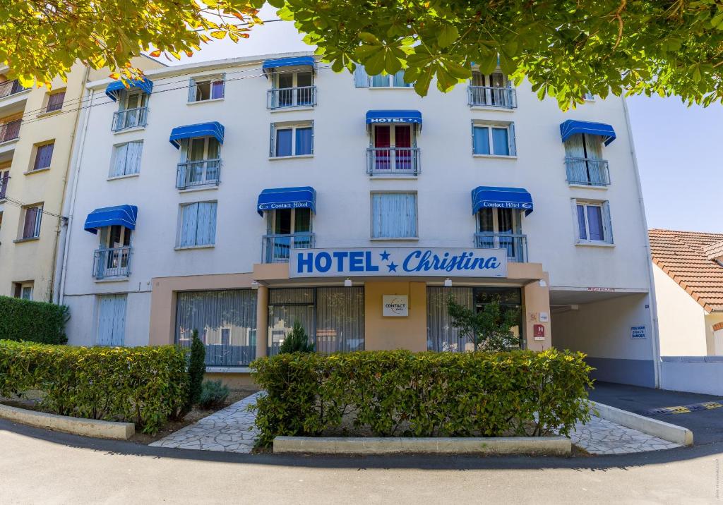 um hotel com uma placa que lê a arquitectura do hotel em Hotel Christina em Châteauroux