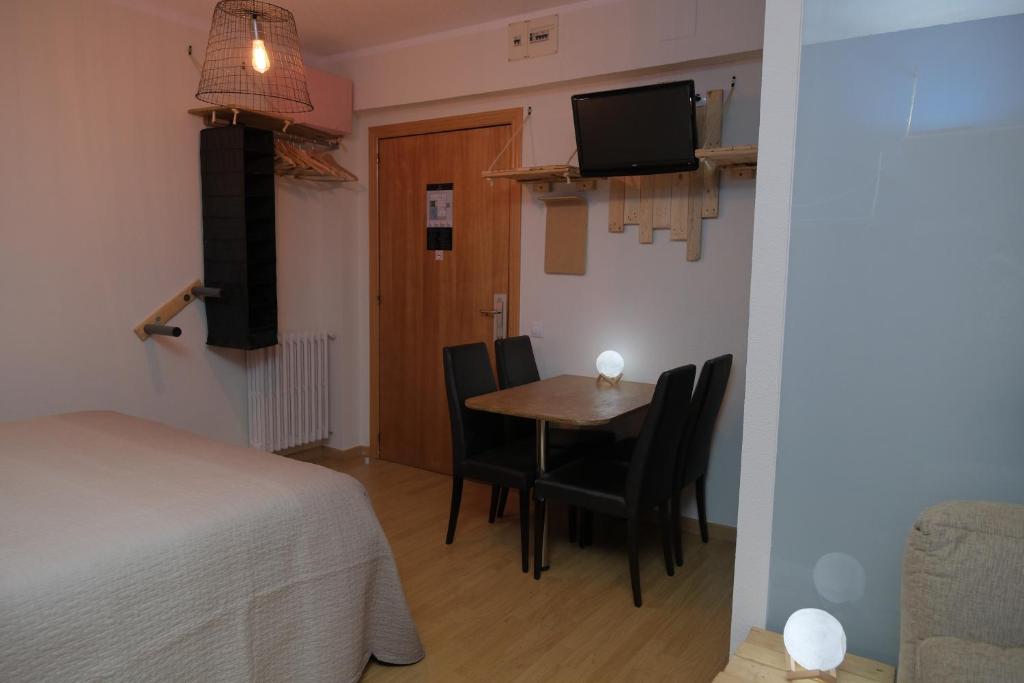 TV a/nebo společenská místnost v ubytování Hotel Arbre De Neu