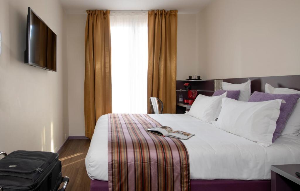 TV a/nebo společenská místnost v ubytování Hôtel Arles Plaza