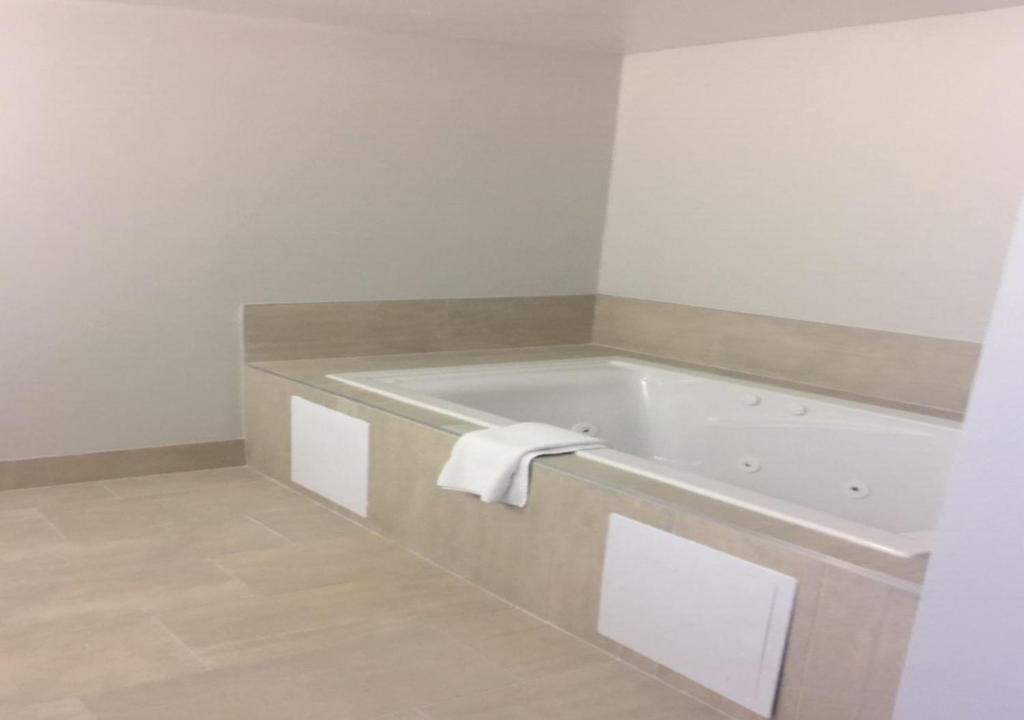 Holiday Inn Express Hotel & Suites Pigeon Forge, an IHG Hotel - 