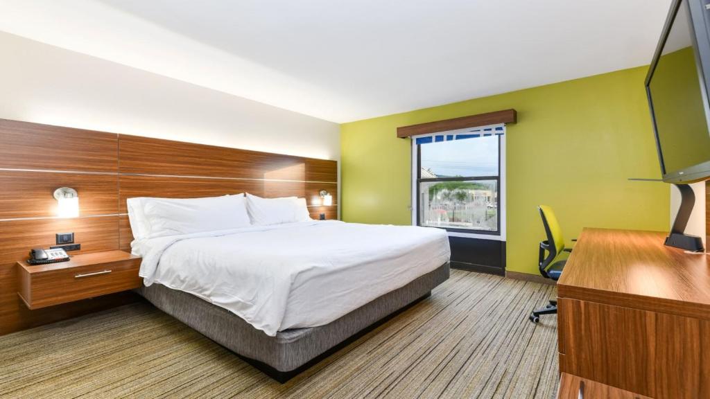 Holiday Inn Express Hotel & Suites Pigeon Forge, an IHG Hotel - 