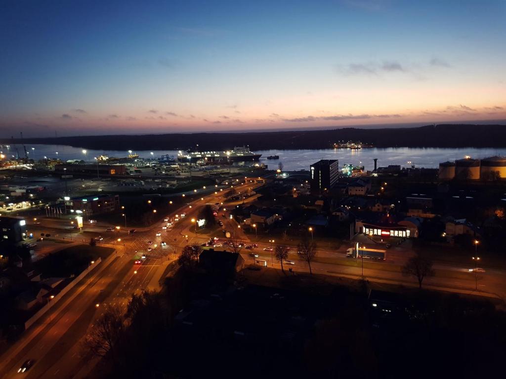 克萊佩達的住宿－Sea View Apartment in Klaipėda，夜晚带灯光的城市景观