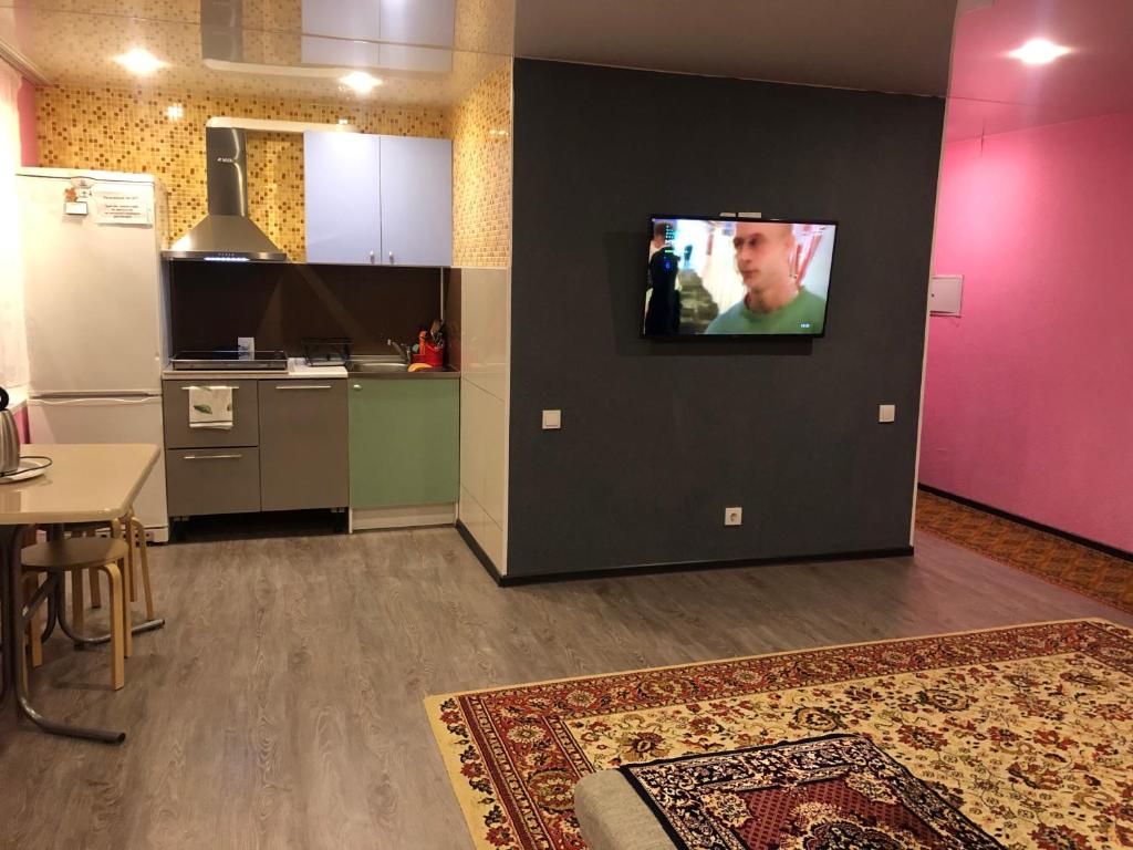 ein Wohnzimmer mit einem TV an der Wand in der Unterkunft Apartments on pr. Lenina 7/42 in Montschegorsk