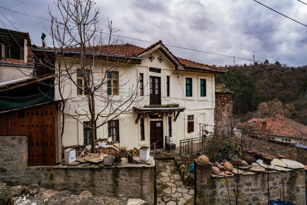 Etno House Shancheva في Kratovo: بيت ابيض امامه سياج
