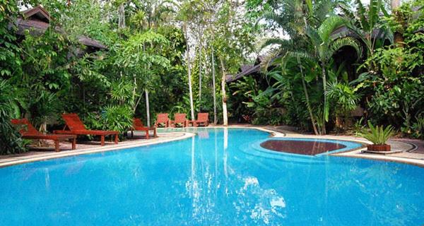 Bazén v ubytování Baan Klang Aow Beach Resort nebo v jeho okolí