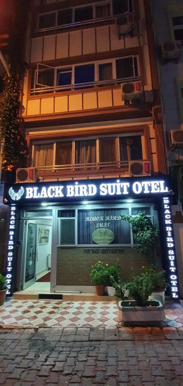 イスタンブールにあるBlack Bird Suite Hotelの建物前の黒鳥サーフィンサイン