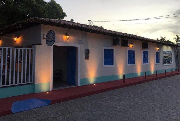 Un petit bâtiment blanc avec des lumières sur lui dans l'établissement Pousada Paraiso, à Santo Amaro