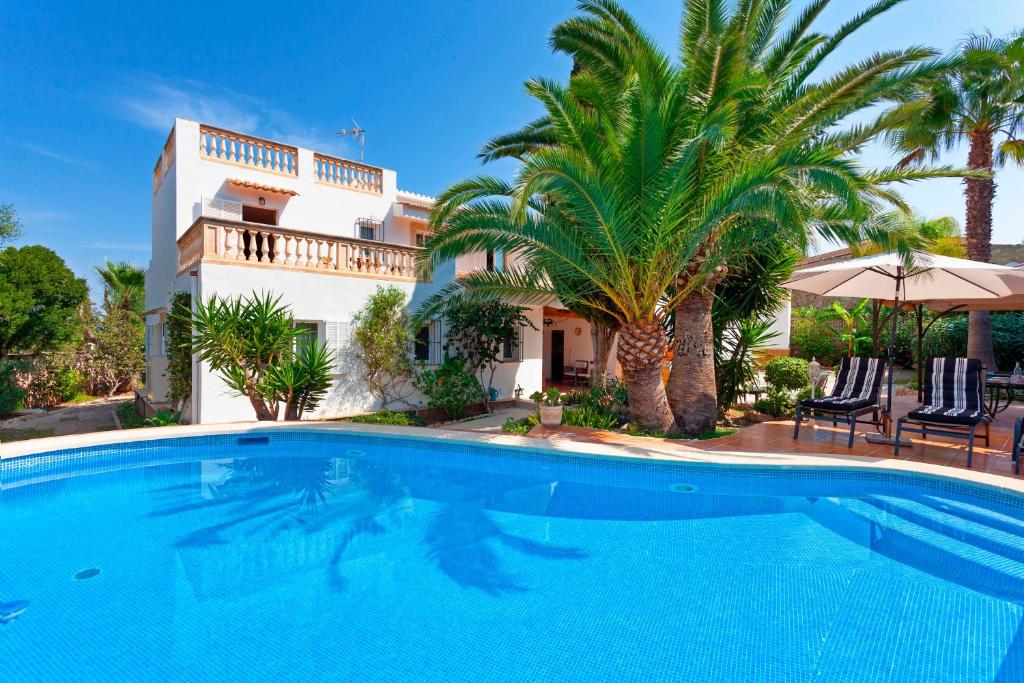 una gran piscina frente a una casa en Can Minu, en Llucmajor