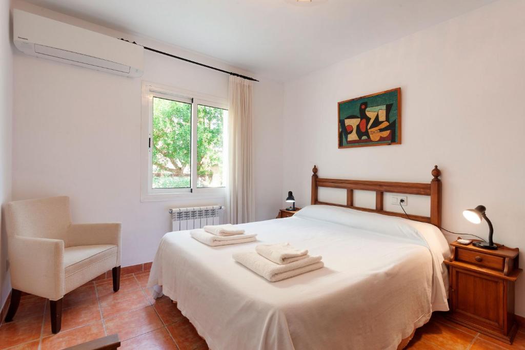 A bed or beds in a room at Can Minu