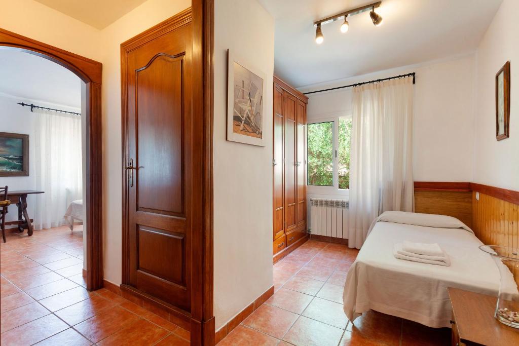 A bed or beds in a room at Can Minu