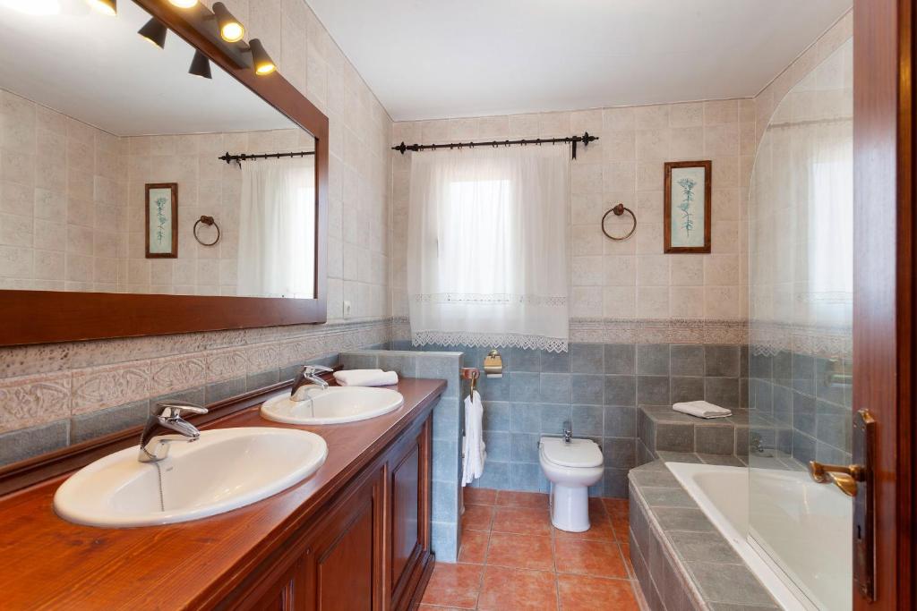 A bathroom at Can Minu