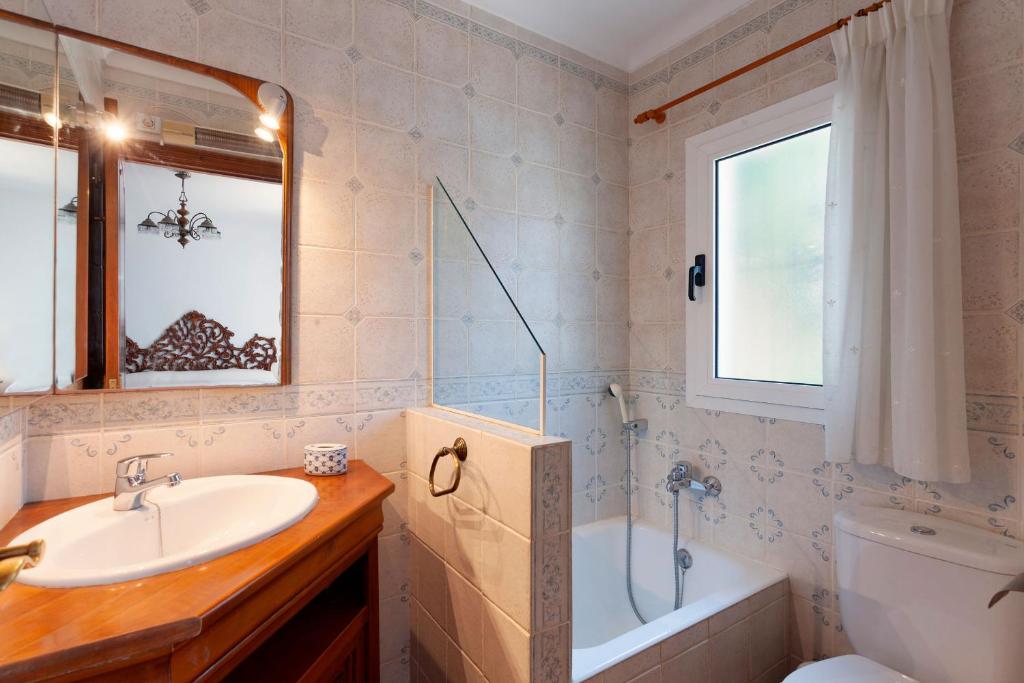 A bathroom at Can Minu