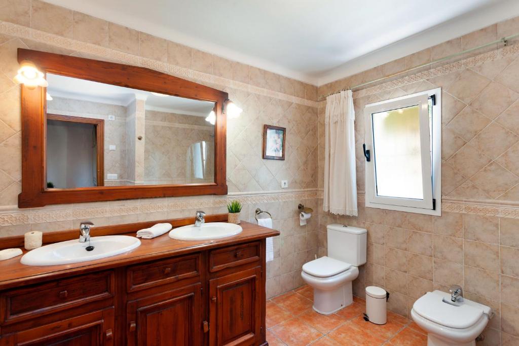A bathroom at Can Minu