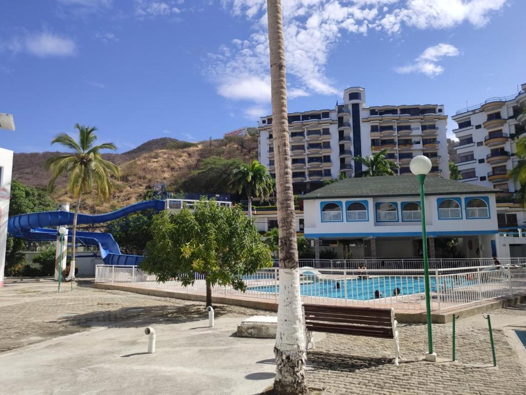 サンタ・マルタにあるLa Mansión Bello apto en el Rodadero Al lado de Centro Comercial Arrecifeのプールとスライダー付きのリゾート