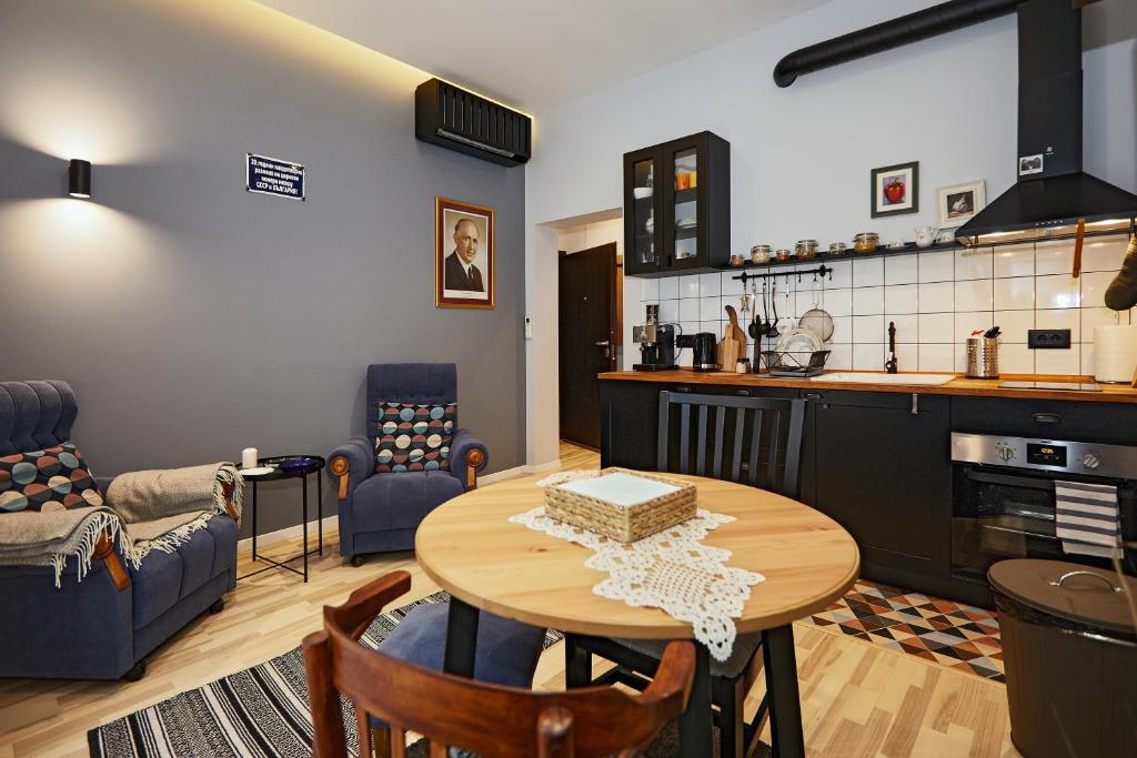 Courthouse Apartments Slavi - Apartment With Balcony