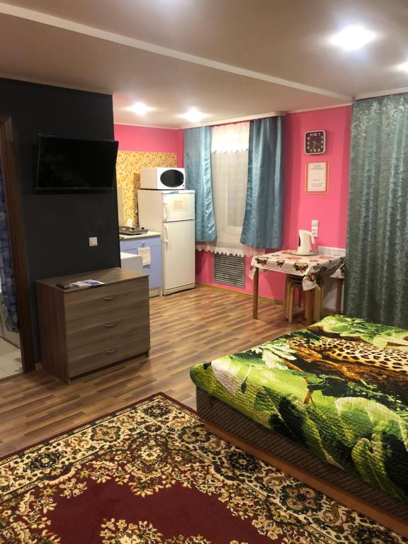 モンチェゴルスクにあるApartments on pr.Metallurgovのベッドルーム1室(ベッド1台、テーブル付)、キッチン