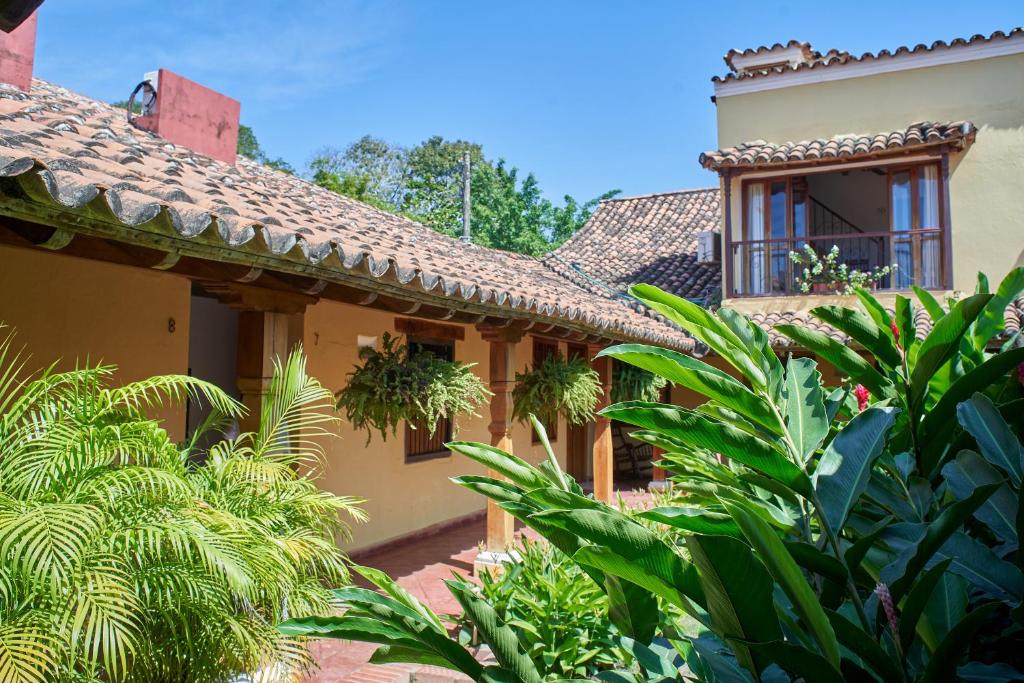 une maison avec des plantes devant elle dans l'établissement La Casa Amarilla, à Mompos