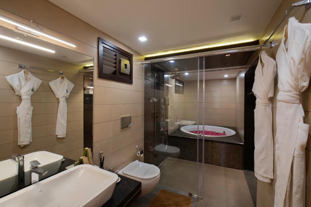 Maliekal Heritance Cherai Beach Cochin - Grandeur Lake View Jacuzzi