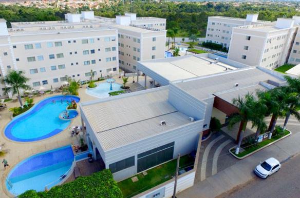 - une vue aérienne sur un bâtiment avec une piscine dans l'établissement Encontro das Águas Thermas Apart, à Caldas Novas