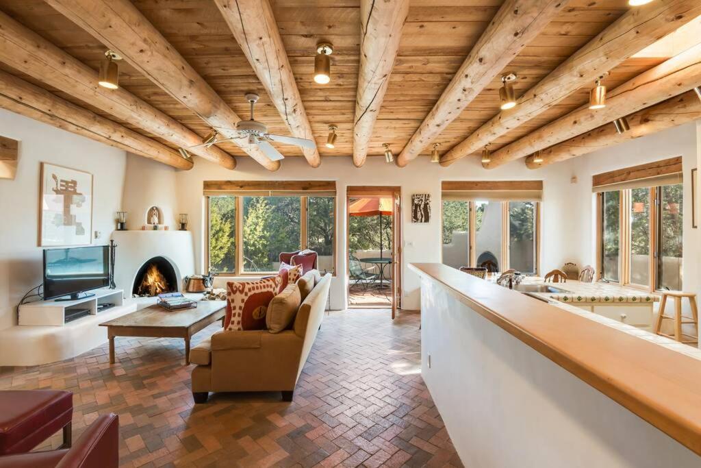 圣达菲Foothills Retreat- Patios, Rooftop Deck, Quiet, 2BR的客厅设有木制天花板和壁炉