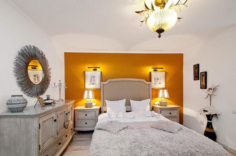 - une chambre avec un grand lit et 2 tables de chevet dans l'établissement Lyla Apartment, à Galaţi