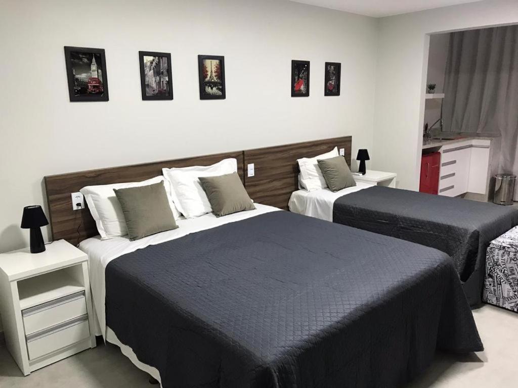 two beds in a hotel room with two beds at Apart Hotel com Piscina, centro de Brasilia in Brasilia