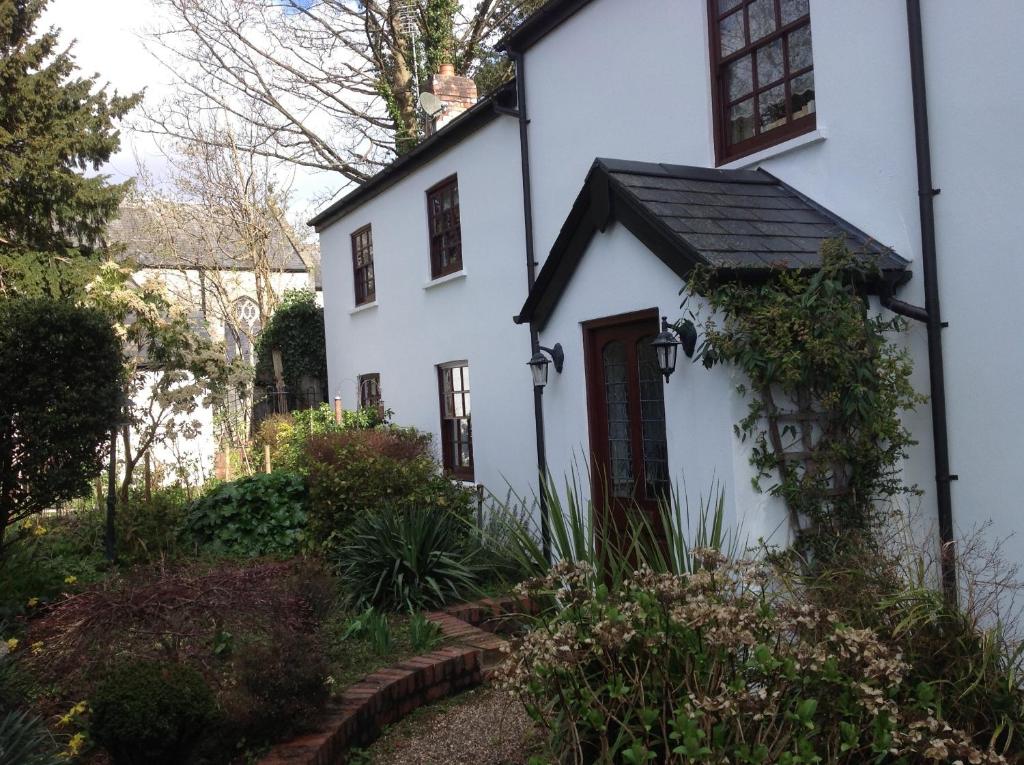 una casa blanca con techo negro en The Laurels Bed and Breakfast, en Cardiff