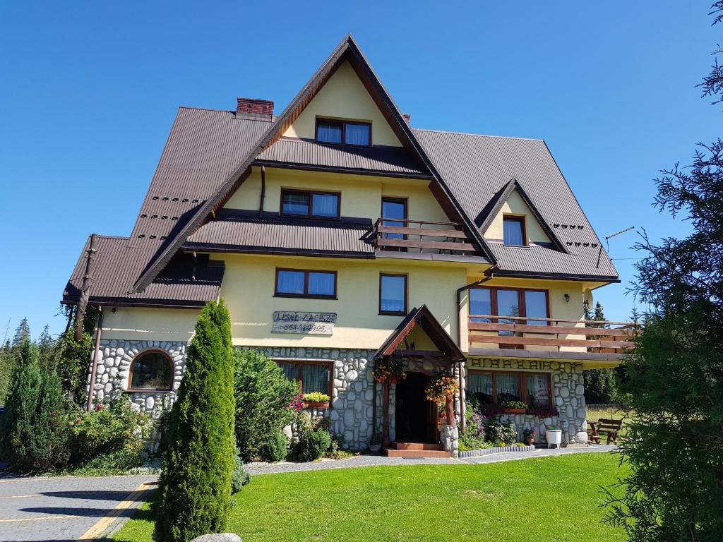 una casa grande con techo de gambrel en Leśne Zacisze, en Murzasichle