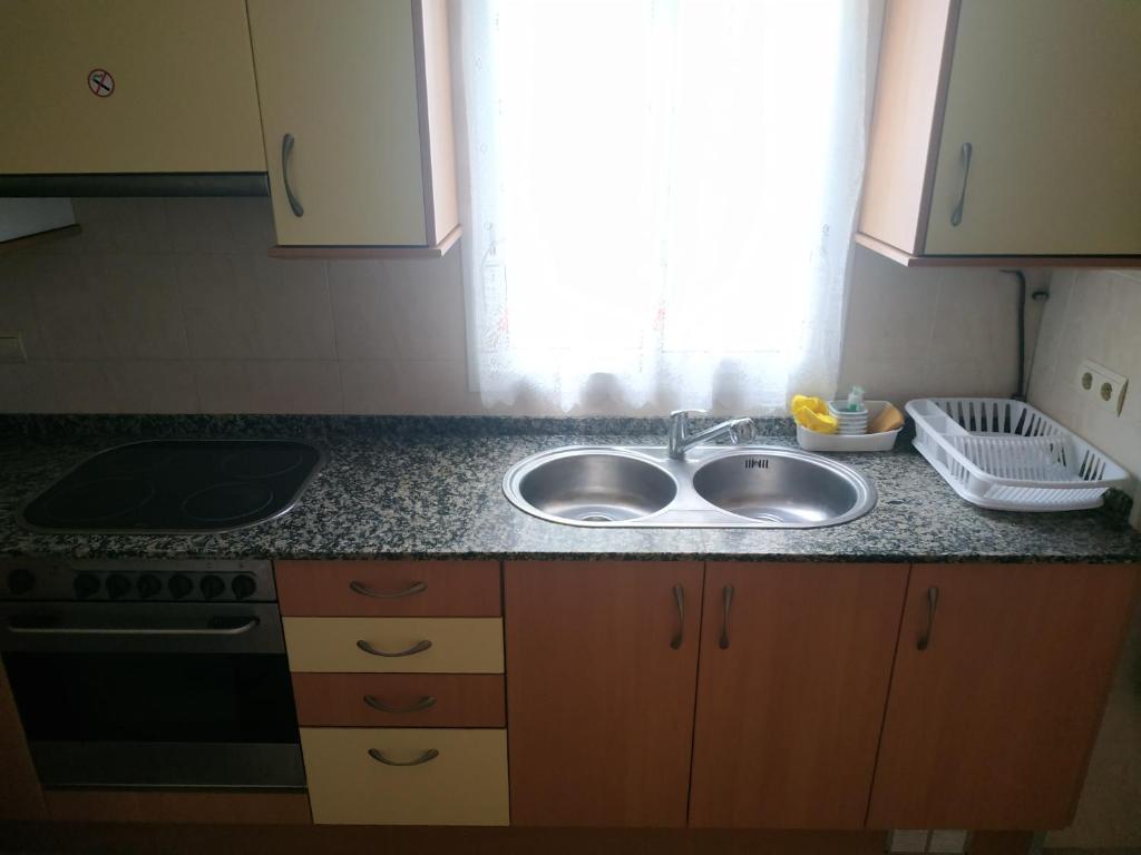 Kuchyň nebo kuchyňský kout v ubytování RMM27 - Piso en zona tranquila de Tortosa