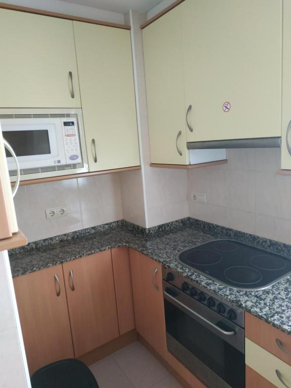 Kuchyň nebo kuchyňský kout v ubytování RMM27 - Piso en zona tranquila de Tortosa