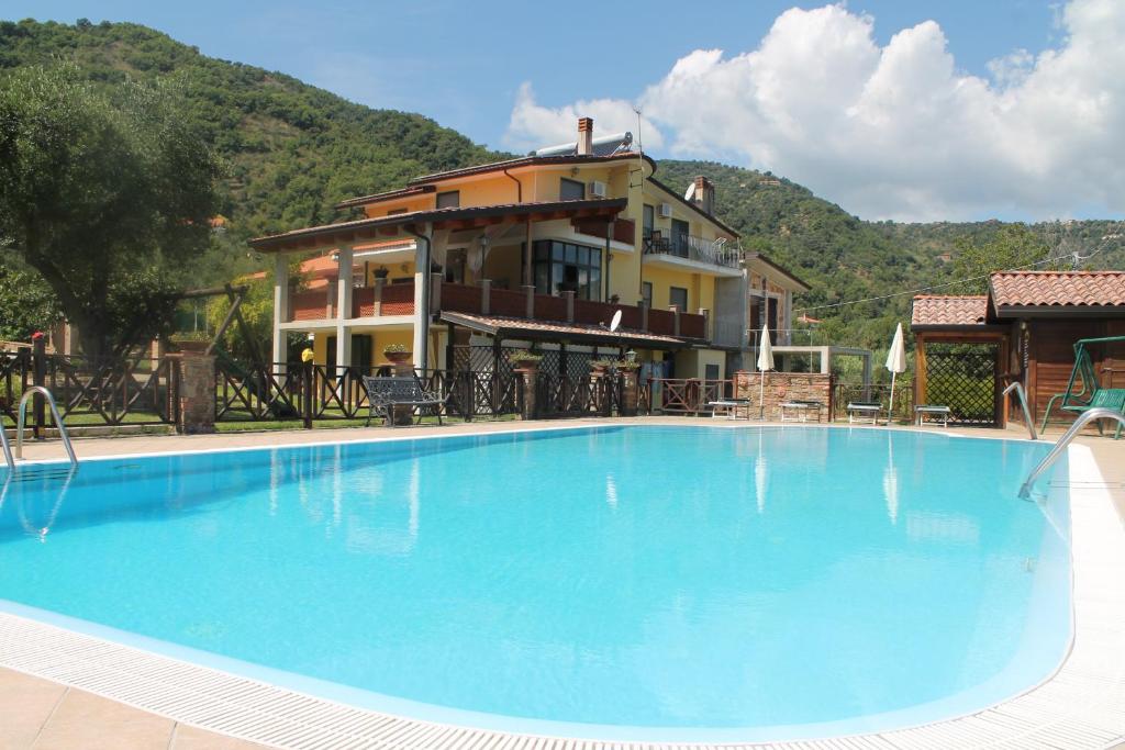 una gran piscina azul frente a una casa en Agriturismo San Giorgio, en Casal Velino