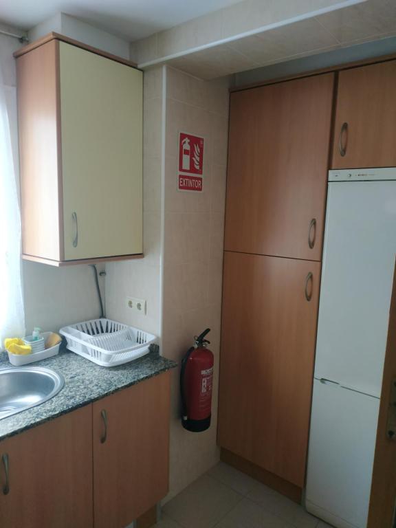 Kuchyň nebo kuchyňský kout v ubytování RMM27 - Piso en zona tranquila de Tortosa