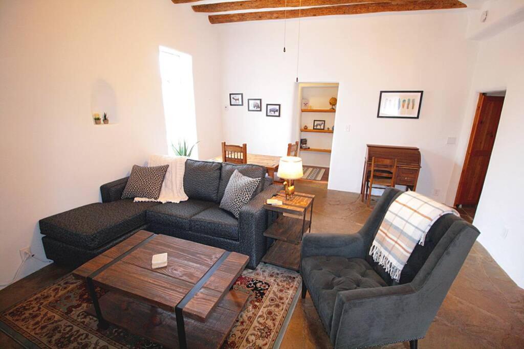 een woonkamer met een bank en een tafel bij Closson Casita - Patio & Fire Pit - Near Plaza - 1BR in Santa Fe