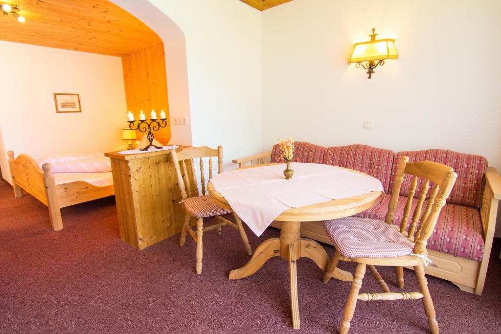 Postel nebo postele na pokoji v ubytování Hotel Rosengarten