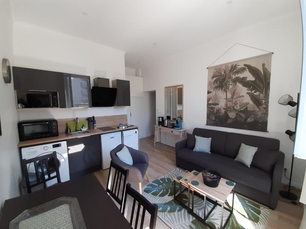 sala de estar con sofá y mesa en Duplex Bastié T3 calme et climatisé WiFi, en Lyon