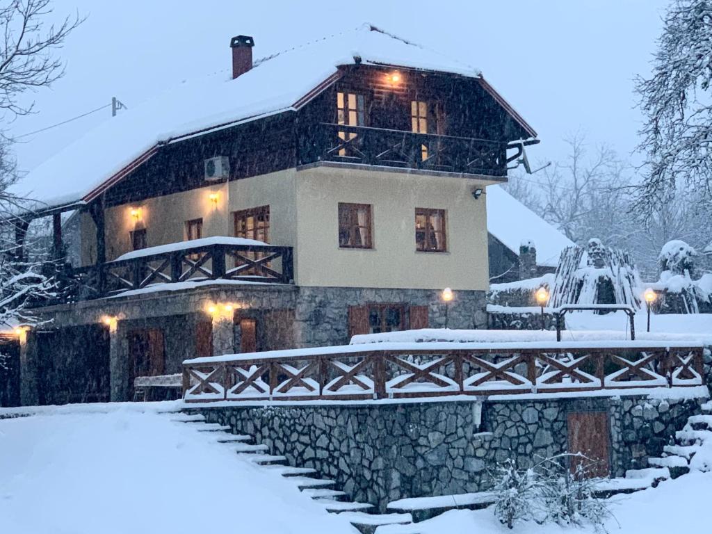 Gorski kotar , Kuća za odmor Kratohvil зимой