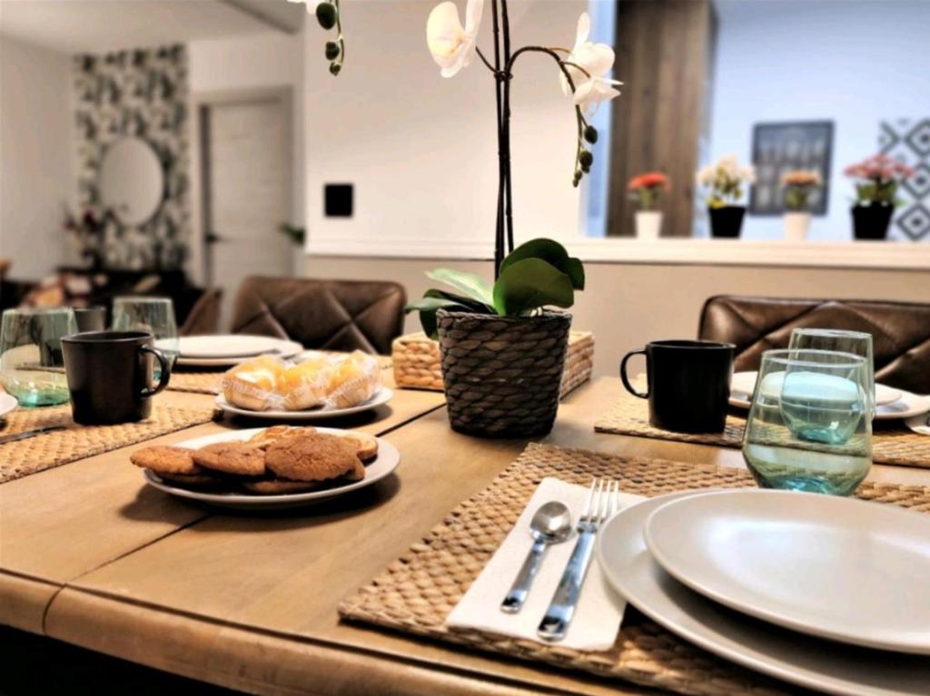 uma mesa de madeira com pratos de comida em Suite Haus Vargas em Santander
